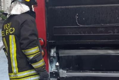 Roma, bus in fiamme: chiusa la galleria Giovanni XXIII  