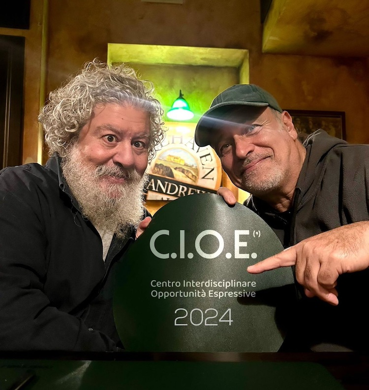 Ritorna per il secondo anno C.I.O.E.(’) il Centro Interdisciplinare Opportunità Espressive diretto da Lello Arena con Enzo De Caro che celebra i 71 anni di Massimo Troisi.